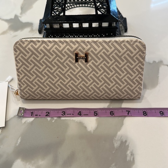🔥H WALLET________________NWT H wallet by Halston.  Beige with H monogrammed. - Picture 7 of 7